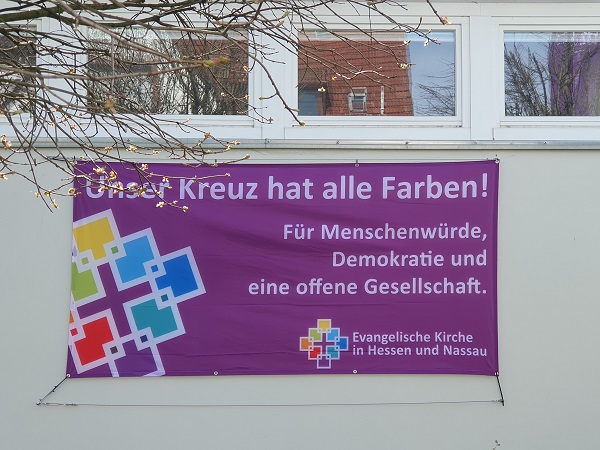 Banner "Unser Kreuz hat viele Farben"